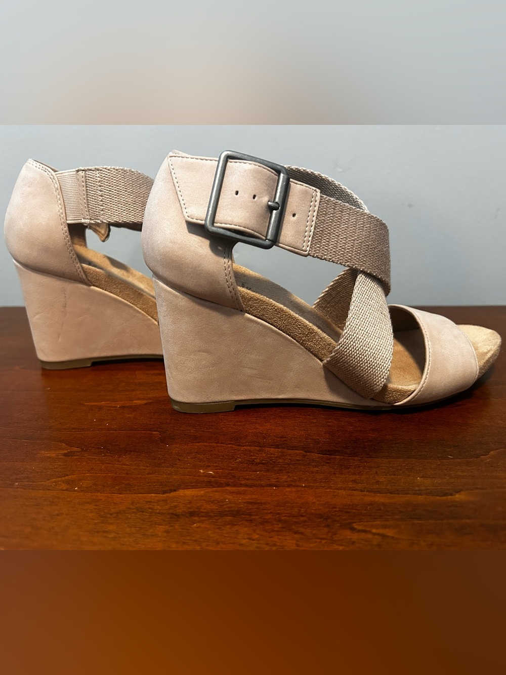 Life stride Hayden Wedge Sandals with Elastic Crisscross Straps - Beige size 6.5